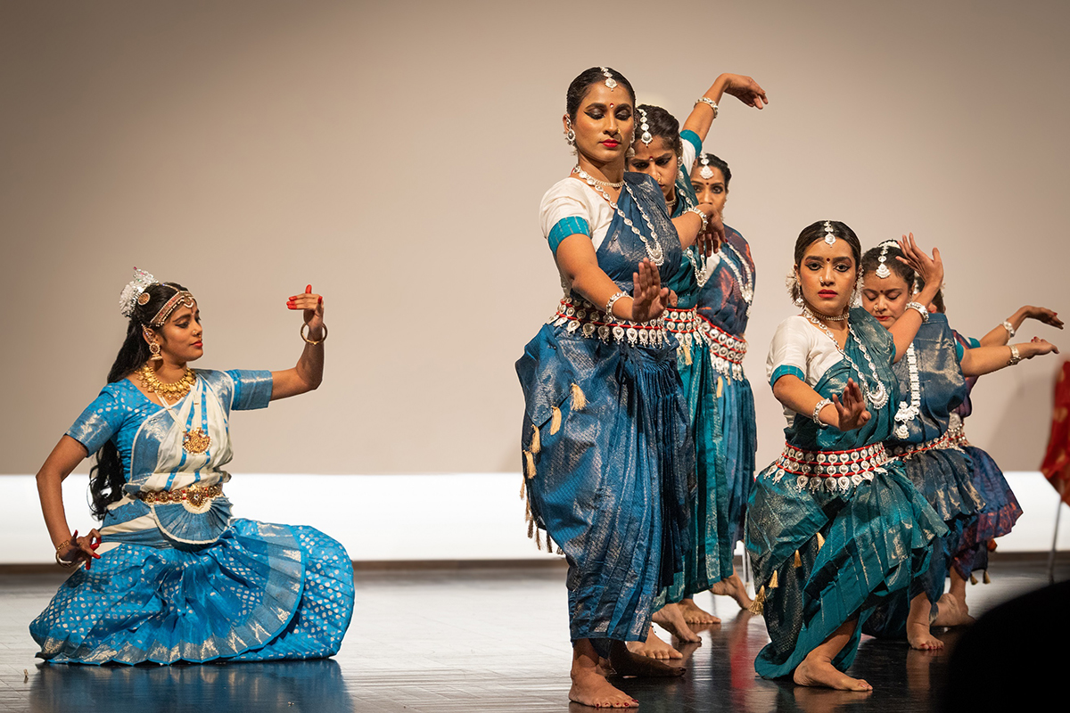 1%20Die%20Flussgöttin%20Sarasvati%20und%20ihr%20silberblaues%20Gefolge%20kl.