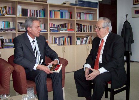 Rechts: Prof. S. Talat Halman, Gespräch in der Bilkent-Universität, Ankara)