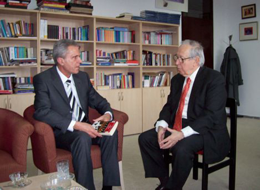 Lutz Schauerhammer ile Prof. Dr. Talat S. Halman (sağ) söyleşi esnasında