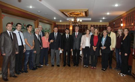 Gruppenbild aller Teilnehmer und Gastgeber